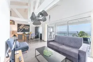 Salon avec vue sur mer appartement saint anne