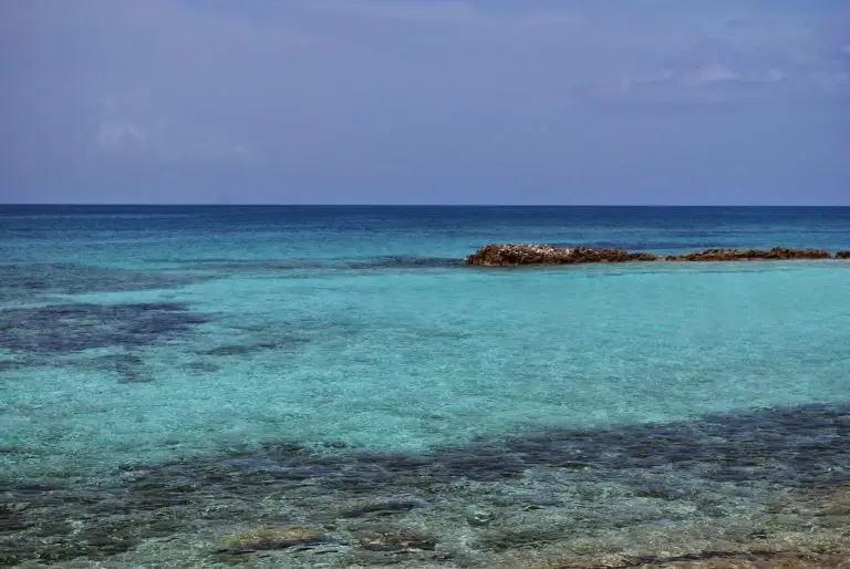 Vue sur une mer bleu
