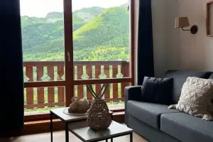 vue salon et extérieur au panorama des pâquiers