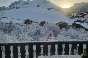 extérieur enneigé du petit chalet du chinaillon extérieur enneigé
