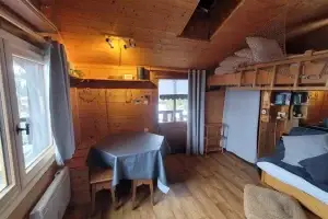 intérieur du petit chalet du chinaillon extérieur enneigé